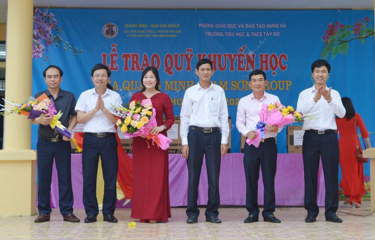 Tập đoàn Quang Minh - Nam Sơn group trao quỹ khuyến học tại trường Tiểu học và Trung học cơ sở Tây Đô